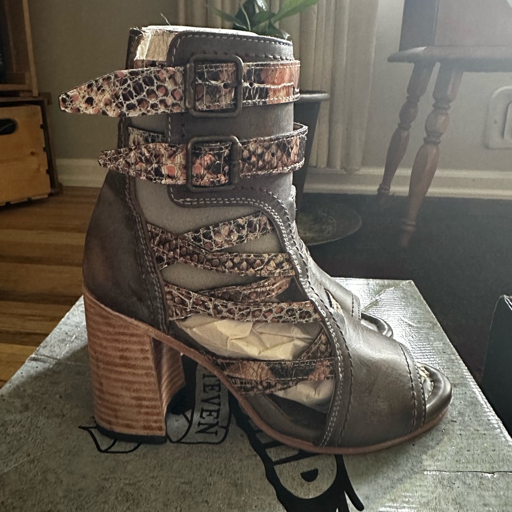 Freebird Tiara sz 8 BRAND NEW IN BOX